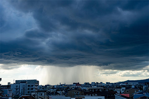 【工場関係者向け】ゲリラ豪雨とは？発生する仕組みや対策をご紹介
