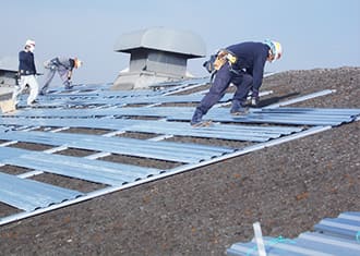 写真　専用セーフシート上での下地材施工